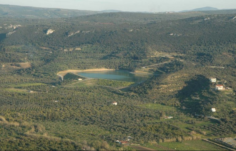 Οι λιμνοδεξαμενές χωρητικότητας 700.000m³ που καλύπτουν τις αρδευτικές ανάγκες της Costa Navarino