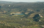 Οι λιμνοδεξαμενές χωρητικότητας 700.000m³ που καλύπτουν τις αρδευτικές ανάγκες της Costa Navarino